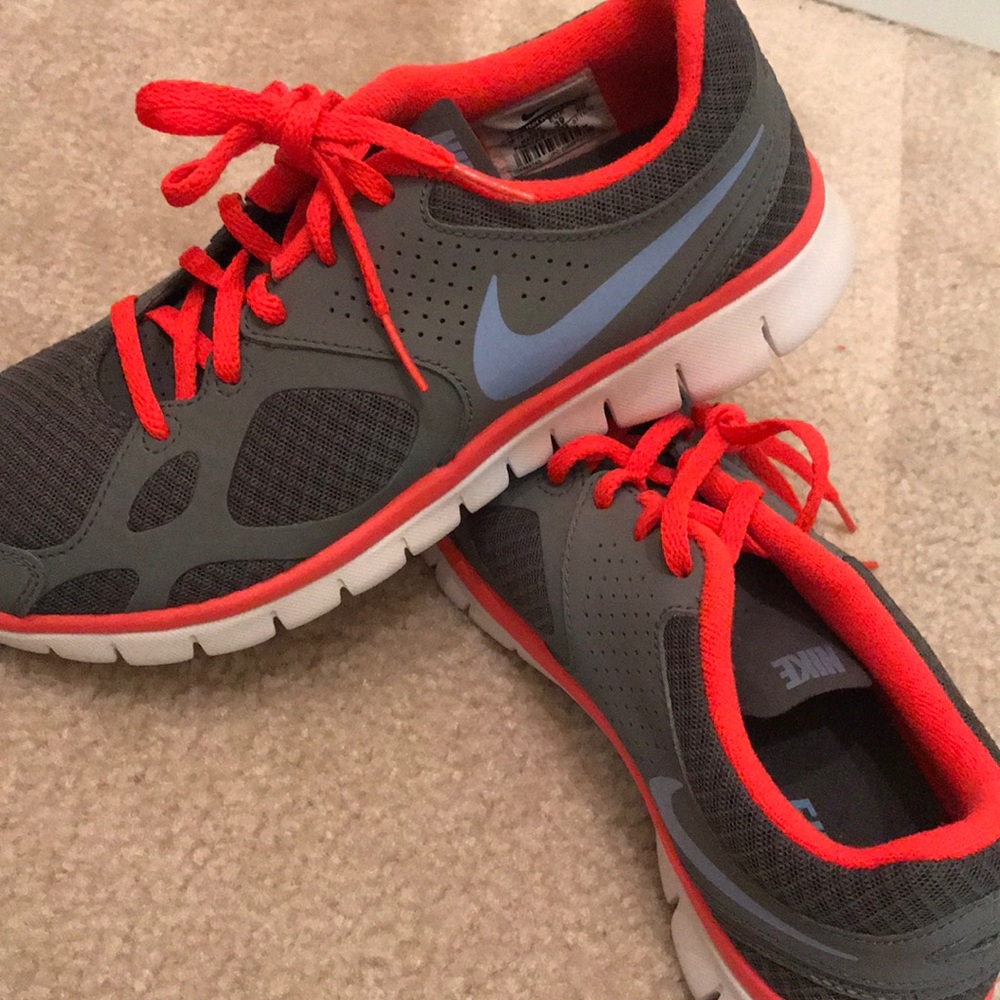 NWOB Nike fitsole sneakers in grey & coral sz 8 - Picture 4 of 6
